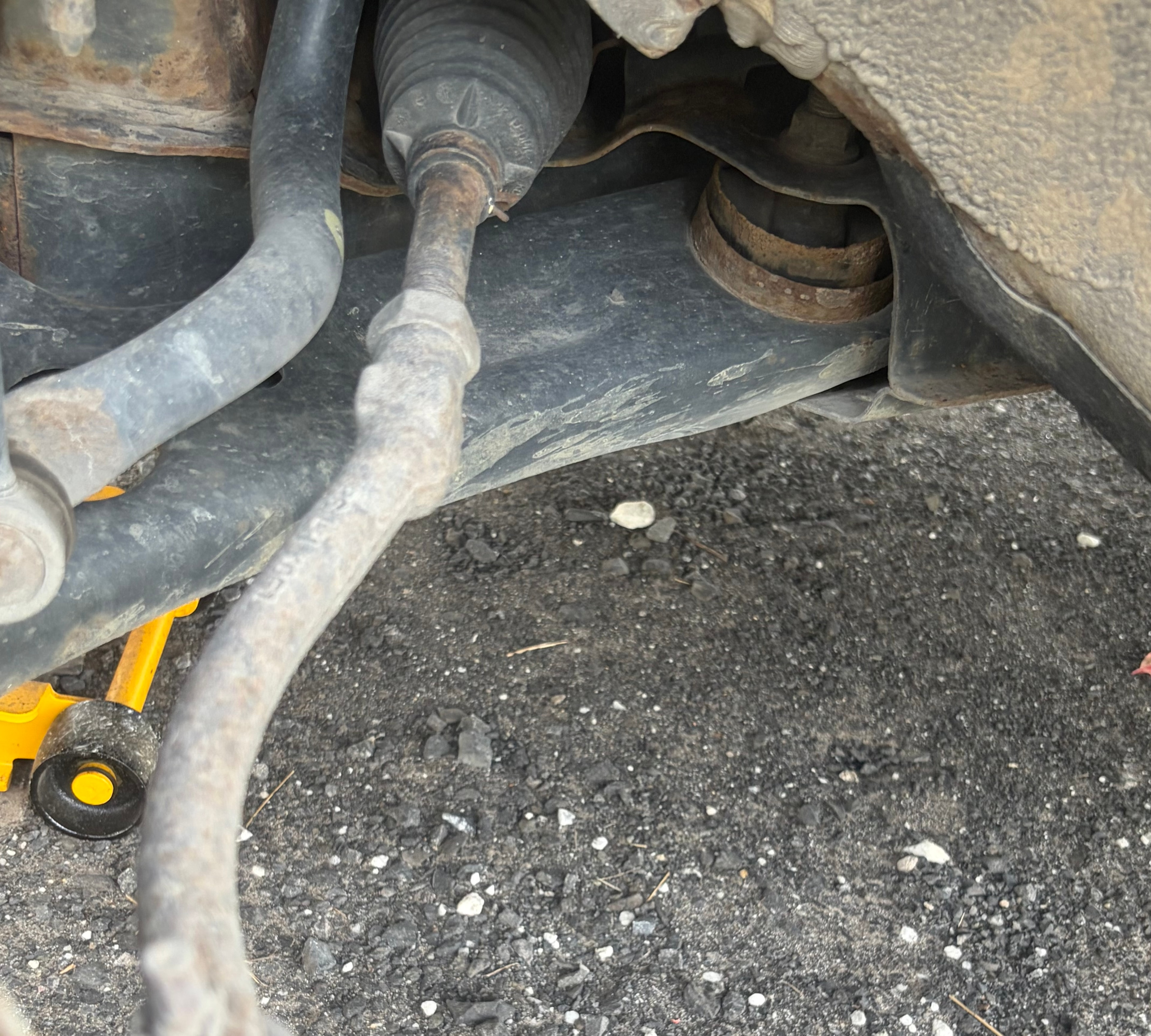 Composantes de suspension usées — biellette et bras de suspension avant remplacement lors d'une intervention mobile